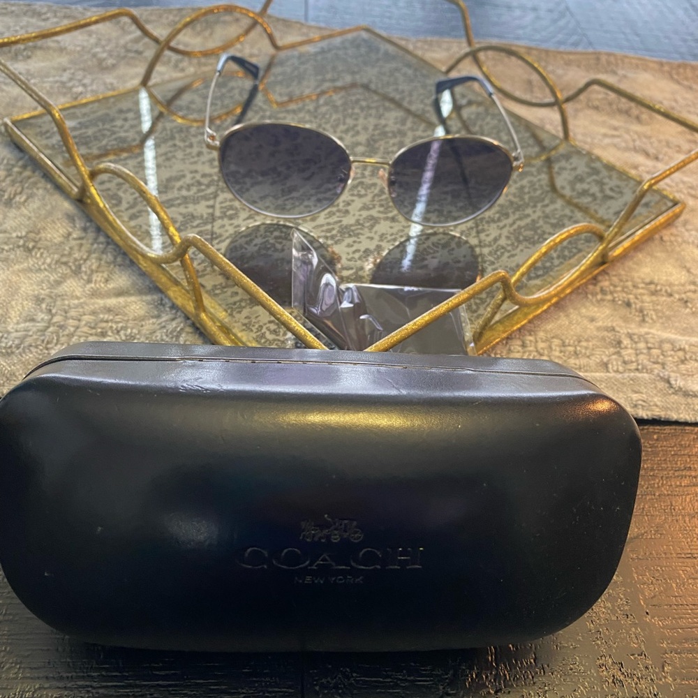 🌺 New Coach Black Sunglasses - Picture 3 of 9